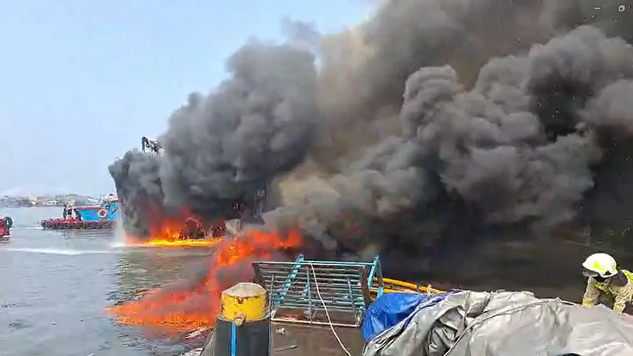 Ilustrasi 2 Unit Kapal Kebakaran di Pelabuhan Muara Baru Jakarta Utara
