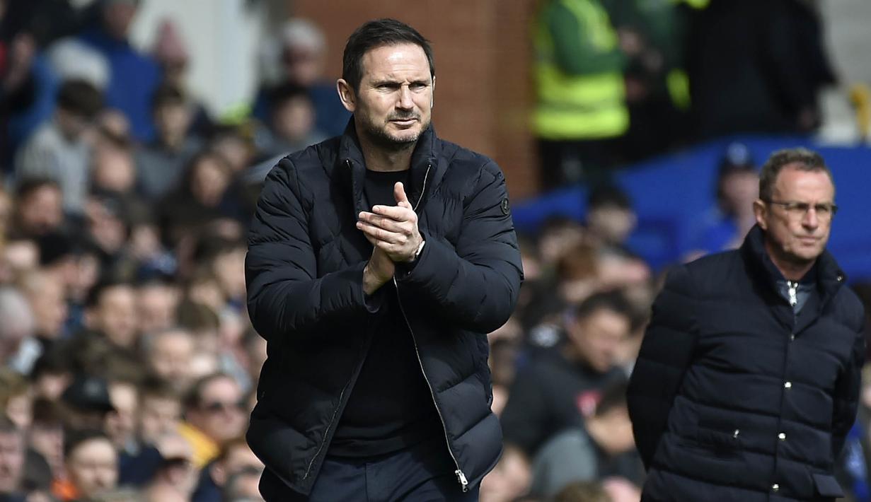 <p>Pasukan Frank Lampard perlahan tapi pasti mulai bangkit. Mereka mulai menebar ancaman ke gawang MU. (AP/Rui Vieira)</p>