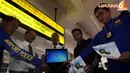 Kegiatan ini dilakukan Direktorat Jenderal Hak Kekayaan Intelektual (HaKI) Kementerian Hukum dan Ham RI bersama perusahaan pengelola Bandar Udara (Bandara) PT Angkasa Pura II, serta kepolisian (Liputan6.com/Faisal R Syam) 