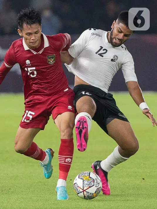 Pemain tengah timnas Indonesia U-20, M Dzaki Asraf Huwaidi (kiri) berebut bola dengan Abudullah bin Aiyas (Fiji) pada laga International Friendly Match di Stadion Utama Gelora Bung Karno, Jumat (17/2/2023). Indonesia U-20 unggul 4-0 atas Fiji. Kemenangan ini menjadi modal berharga bagi tim asuhan Shin Tae Yong untuk menghadapi laga selanjutnya melawan Selandia Baru pada Minggu (19/2/2023). (Liputan6.com/Faizal Fanani)