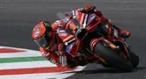Pembalap Tim Ducati asal Italia, Francesco Bagnaia melakukan sesi latihan jelang balapan MotoGP Italia di Mugello, Italia, Jumat (9/6/2023). (Filippo MONTEFORTE/AFP)