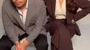 Di potret ketiga, Thariq dan Aaliyah kompak dengan office look. [IG: @erichalamin]