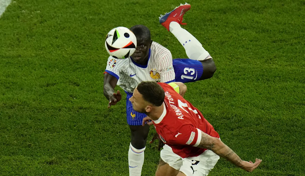 Pemain Prancis, N'Golo Kante (atas) berebut bola dengan pemain Austria, Marko Arnautovic pada laga Grup D Euro 2024 di Duesseldorf Arena, Duesseldorf, Jerman, Selasa (18/06/2024) WIB. (AP Photo/Hassan Ammar)