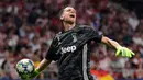 Wojciech Szczesny. Kiper Polandia yang kini menginjak usia 32 tahun ini tercatat telah membela Juventus sejak awal musim 2017/2018 usai didatangkan dari Arsenal dengan nilai transfer 18 juta euro. Satu musim menjadi pelapis Gianluigi Buffon, ia akhirnya naik kelas menjadi kiper utama usai Buffon hijrah ke PSG pada awal musim 2019/2020. Meski akhirnya Buffon kembali membela Juventus selama dua musim mulai 2019/2020 hingga 2020/2021, Szczesny tetap berstatus kiper utama. Hingga kini ia telah tampil dalam 178 laga di semua ajang dengan torehan 69 kali clean sheet dan kebobolan 164 gol. (AFP/Javier Soriano)