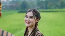 Wanita kelahiran Kediri ini begitu memesona dengan baju lurik khas Jawa serta rambut dikepang dua. Nella juga memoles wajahnya dengan makeup yang tidak terlalu tebal, alhasil wajahnya tambah manis.(Liputan6.com/IG/@nellakharisma)