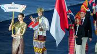 Atlet voli putri Indonesia, Megawati Megawati Hangestri Pertiwi (kiri) dan atlet pelari jarak jauh Indonesia, Robi Syianturi (kanan) terpilih menjadi pembawa bendera Merah Putih di Opening Ceremony SEA Games Thailand 2025 yang digelar di Rajamanggala Stadium pada Selasa (9/12/2025) malam WIB. (Dok. NOC Indonesia)