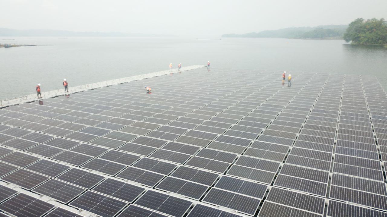 Proyek Pembangkit Listrik Tenaga Surya (PLTS) Terapung terbesar di Asia Tenggara dengan kapasitas 145 MWac atau setara dengan 192 MWp yang berlokasi di Waduk Cirata, Jawa Barat. Dok PLN