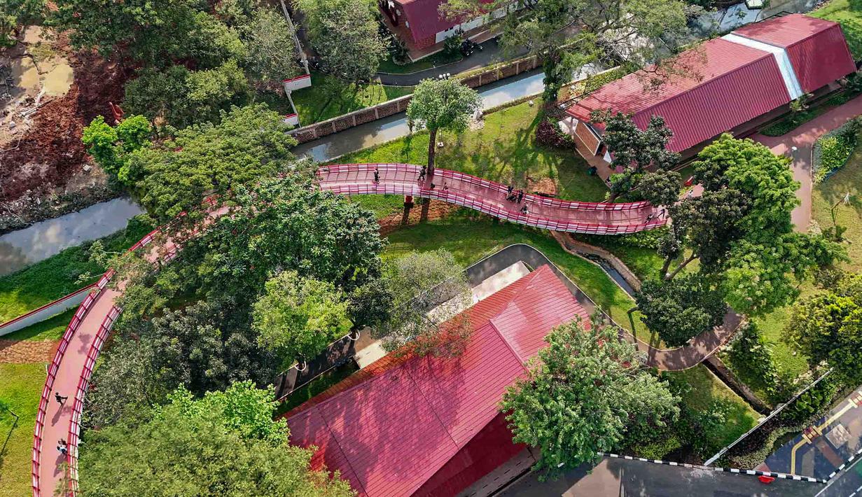 Foto udara memperlihatkan suasana Taman Bendera Pusaka, Kebayoran Baru, Jakarta, Rabu (1/4/2026). Kehadiran Taman Bendera Pusaka di Kebayoran Baru menambah ruang terbuka hijau yang dapat dinikmati warga Jakarta untuk beraktivitas, berolahraga, dan bersantai di tengah padatnya kawasan perkotaan. (merdeka.com/Arie Basuki)