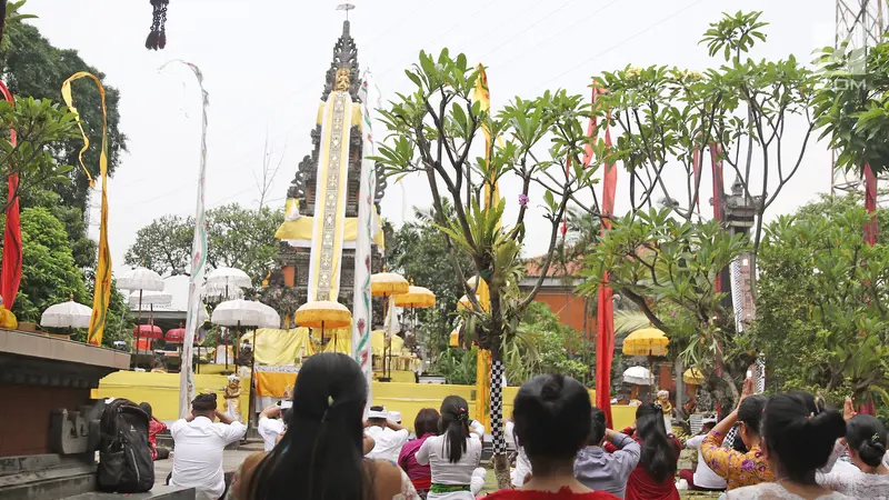 Hari Raya Nyepi, Umat Hindu Sembahyang di Pura Aditya Jaya