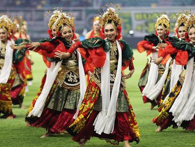 BRI Super League 2025/2026 resmi dibuka di Surabaya, Jumat (8/8/2025). Berlangsung di Gelora Bung Tomo, sebelum laga antara Persebaya Surabaya kontra PSIM Yogyakarta, seremoni pembukaan berlangsung meriah dan penuh makna. (Bola.com/Abdul Aziz)