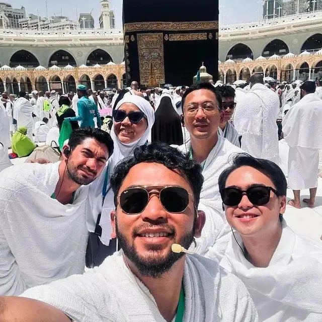 7 Potret Reza Rahadian yang Kini Jalani Umrah, Sosoknya Tuai Banyak Sorotan