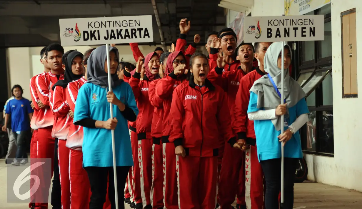 Tim Drum Band Putri Provinsi Banten mengekspresikan kegembiraan usai memastikan meraih emas nomor LKKB 2000 meter PON XIX Jabar di Stadion Pakansari, Bogor, Rabu (14/9). Ini emas pertama Banten di PON XIX Jabar. (Liputan6.com/Helmi Fithriansyah)