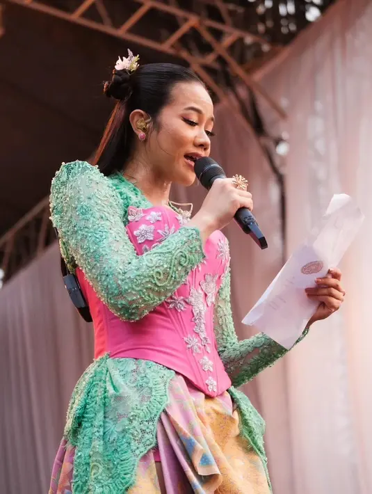 Gaya Yura membuktikan bahwa kebaya bisa tampil modern, berani, dan tetap mempertahankan akar budayanya. Sebuah bentuk cinta pada tradisi yang dikemas dengan sentuhan personal dan semangat masa kini.  [@yurayunita].