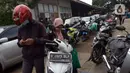 Warga antre untuk melakukan uji emisi kendaraan bermotor secara gratis di Bengkel Dinas Lingkungan Hidup DKI Jakarta, Kamis (4/11/2021). Uji emisi digelar untuk kendaraan bermotor berusia di bawah tiga tahun guna mengurangi pencemaran udara khususnya di DKI Jakarta. (merdeka.com/Imam Buhori)