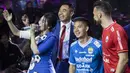 Penyanyi, Via Vallen mengajak pemain Persija Jakarta, Marko Simic dan pemain Persib Bandung, Kim Kurniawan berjoget saat peluncuran Liga 1 2018 di Studio 5 Indosiar, Jakarta, Senin (19/3/2018). (Bola.com/Vitalis Yogi Trisna)