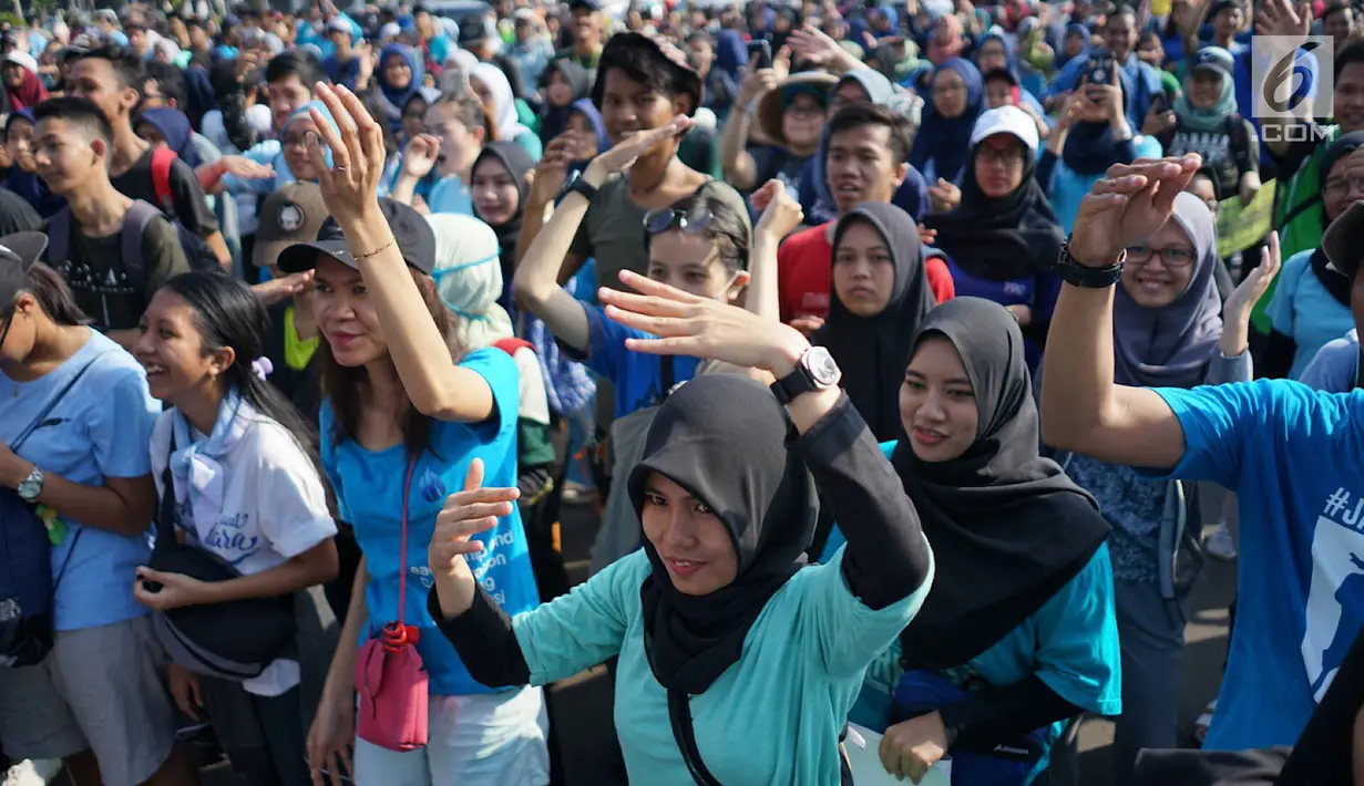 Peserta mengikuti flashmob dalam Pawai Tolak Plastik Sekali Pakai di Lapangan Aspirasi Monas, Jakarta, Minggu (21/7/2019). Pawai bebas plastik ini akan menjadi aksi terbesar di Indonesia untuk menolak penggunaan plastik sekali pakai karena sudah mengancam lingkungan. (Liputan6.com/Immanuel Antonius)