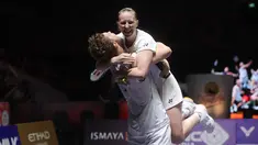Ganda campuran Prancis, Thom Gicquel/Delphine Delrue, melakukan selebrasi setelah menaklukkan Thailand, Dechapol Puavaranukroh/Supissara Paewsampran pada laga final Indonesia Open 2025 di Istora Gelora Bung Karno, Senayan, Jakarta, Minggu (8/6/2025). Wakil Prancis itu menang dengan skor skor 21-16, 21-18. (Bola.com/M Iqbal Ichsan)
