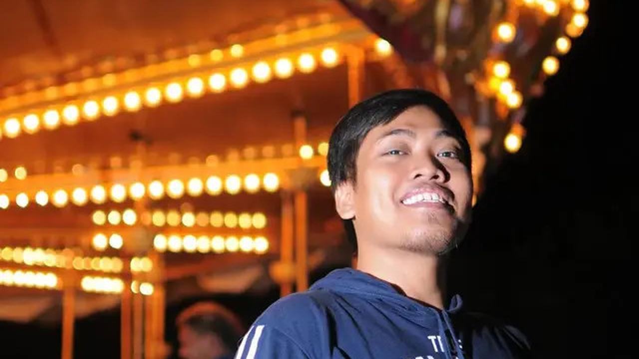6 Potret Lebah Ganteng Penerjemah Subtitle Film 'Legendaris', Netizen Akui Respect