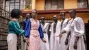 Beragam mode busana kontemporer ditampilkan pada Kibera Fashion Week. (LUIS TATO/AFP)