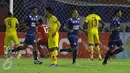 Pemain Arema FC berlari merayakan gol yang dicetak Adam Alis pada laga 8 besar Piala Presiden 2017 melawan Sriwijaya FC di Stadion Manahan, Solo, Minggu (26/2). Arema melaju ke semifinal setelah unggul 1-0. (Liputan6.com/Helmi Fithriansyah) 