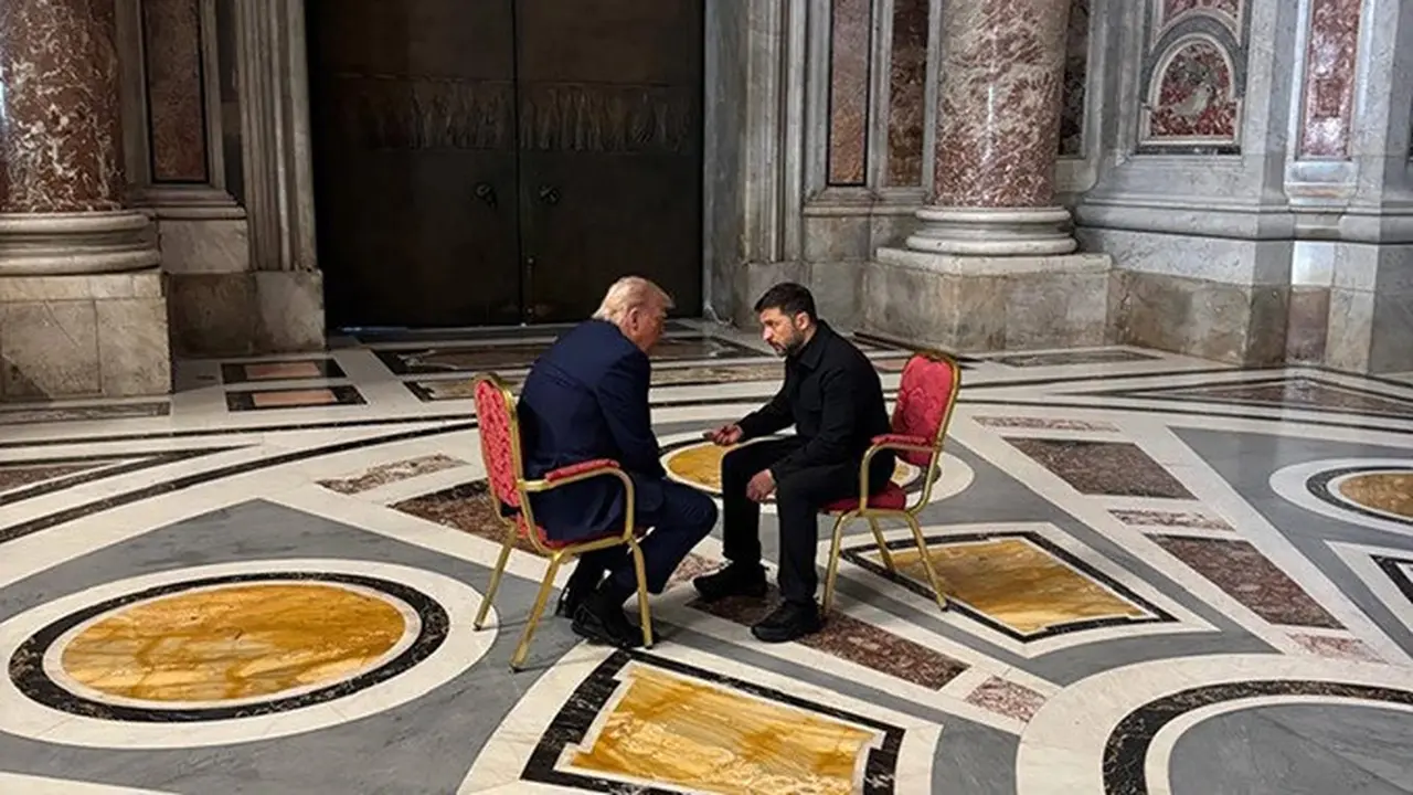 Dalam foto yang dirilis oleh Kantor Kepresidenan Ukraina, Presiden Ukraina Volodymyr Zelenskyy (kanan) dan mantan Presiden AS Donald Trump tampak berbincang di sela menghadiri pemakaman Paus Fransiskus di Vatikan, Sabtu (26/4/2025).