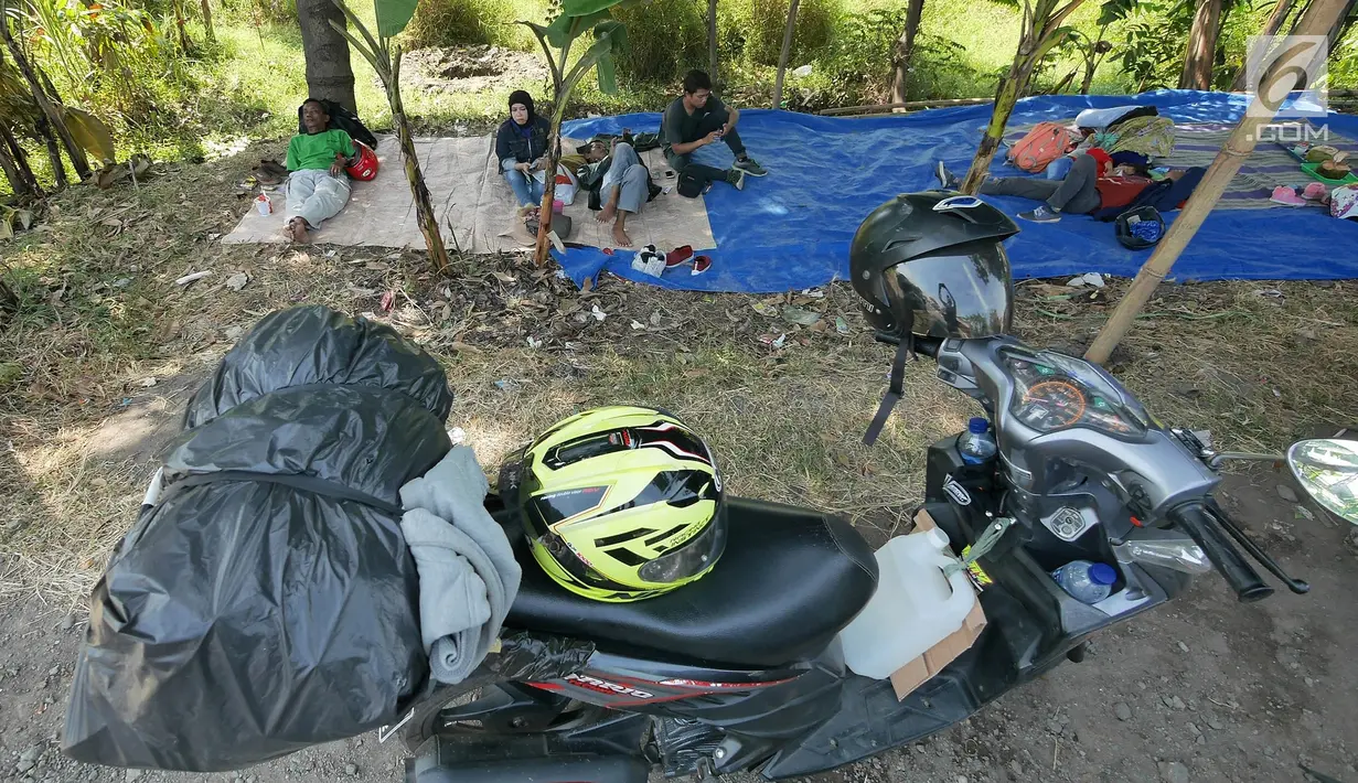 Pemudik sepeda motor beristirahat di warung pinggir jalan Jalur Puntura, Jawa Barat, Minggu (2/6/2019). Warung pinggir jalan dan masjid jadi lokasi favorit pemudik sepeda motor melepas lelah saat melintasi Jalur Pantura (Liputan6.com/Herman Zakharia)