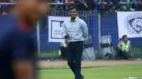 Pelatih Persik, Bejo Sugiantoro, penasaran dengan pelatih PSIS, Subangkit. (Bola.com/Robby Firly)