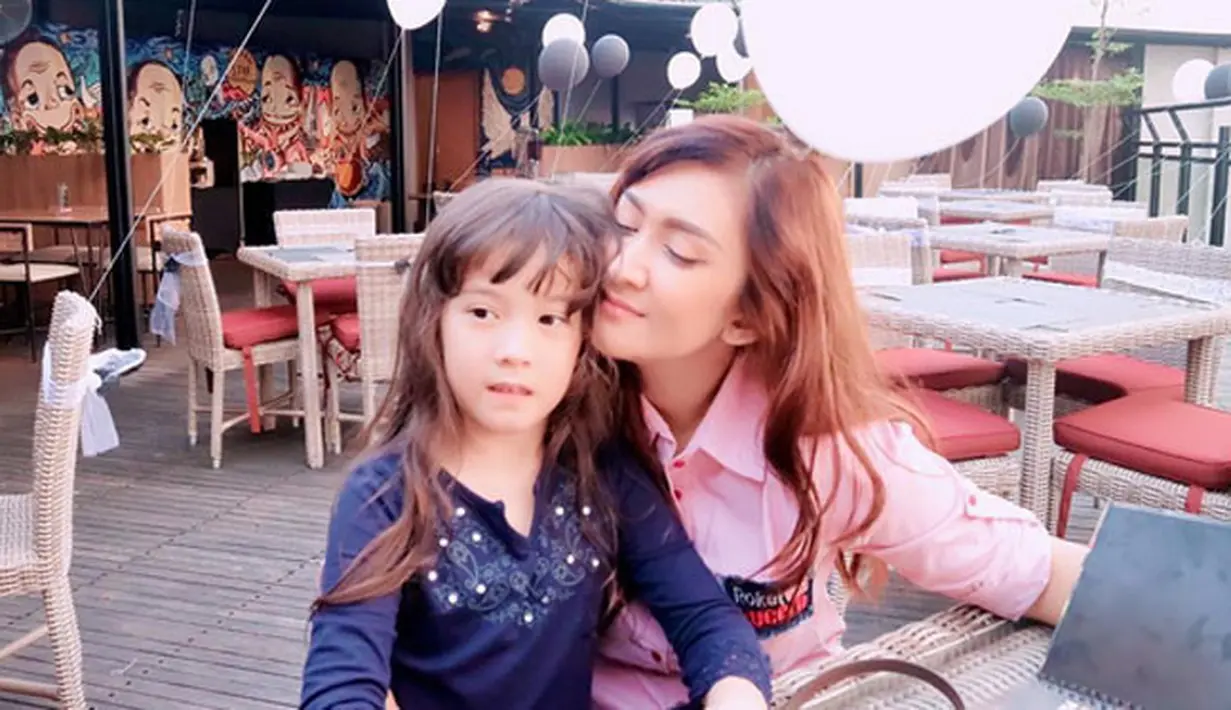 Sebelumnya Nafa Urbach menemukan komentar dari orang-orang yang diduga pedofil di sebuah berita soal anaknya. Di komentar itu banyak istilah Loli yang ternyata sering digunakan para pedofil untuk anak di bawah umur. (Instagram/nafaurbach)