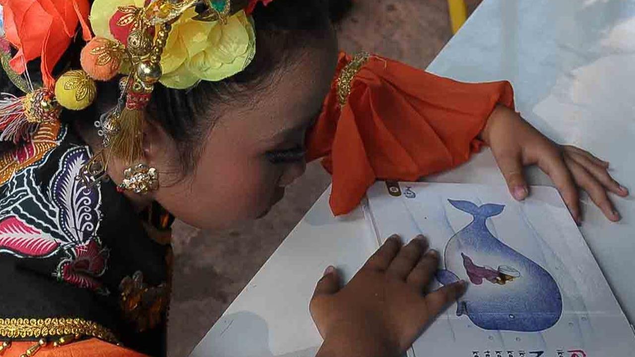 Antusiasme anak-anak dapat dilihat saat mereka asyik membaca buku cerita dongeng.