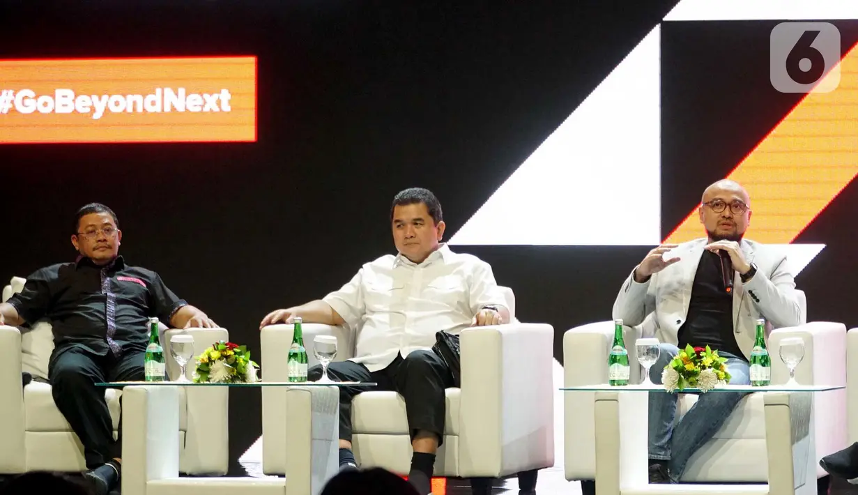 Direktur Marketing & Supply Chain SIG, Adi Munandir (kanan) memberikan keterangan terkait corporate rebranding di Jakarta, Selasa (11/2/2020). Perseroan fokus mengembangkan inovasi untuk menjawab tantangan yang ada di bidang building material. (Liputan6.com/HO/Eko)