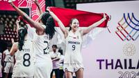 Timnas basket 3x3 putri Indonesia berhasil mengukir sejarah di SEA Games 2025. Untuk pertama kalinya Indonesia merebut medali emas. Agustin Gradita Retong dan kawan-kawan menjadi juara usai menang 20-18 atas tuan rumah Thailand di laga final yang berlangsung di Stadion Nimibutr, Bangkok, Kamis (11/12/2025) petang WIB. (Dok. Perbasi/Ariya Kurniawan)