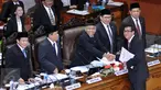 Menteri Hukum dan HAM Yasonna Laoly menyerahkan Pandangan Pemerintah tentang RUU Paten kepada Pimpinan Sidang Agus Hermanto disaksikan Ketua DPR Ade Komarudin (kedua kiri), Jakarta, Kamis (28/7).(Liputan6.com/Johan Tallo)