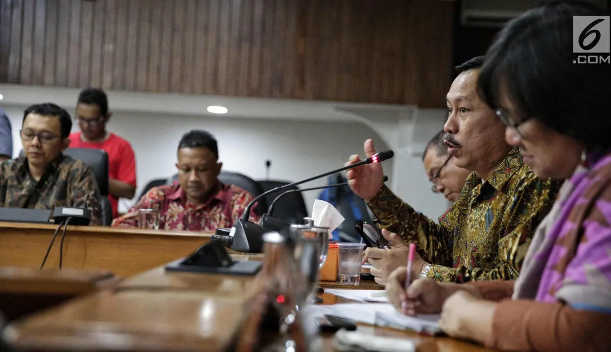 Ketua Ahmad Taufan Damanik memberi pemaparan rencana kerja kepada media, Jakarta, Selasa, (14/11). Komisioner Komnasham terpilih berkomitmen memberi perhatian khusus kepada penyelesaian kasus pelanggaran HAM berat masa lalu. (Liputan6.com/Faizal Fanani)