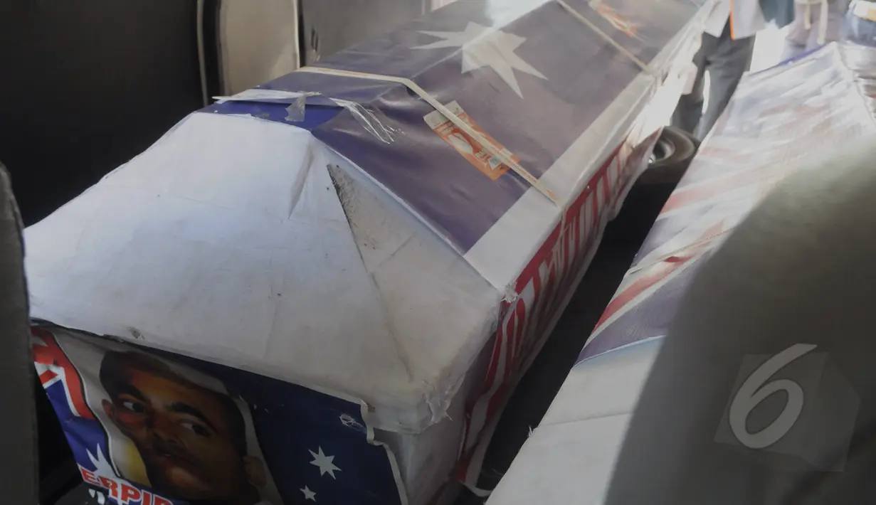 Foto terpidana mati kasus narkoba Myuran Sukumaran dipasang pada peti mati yang dikirim oleh Bambang Saptono ke kantor Kedutaan Besar Australia untuk Indonesia di Rasuna Said, Kuningan, Jakarta, Senin (9/3/2015).  (Liputan6.com/Andrian M Tunay)