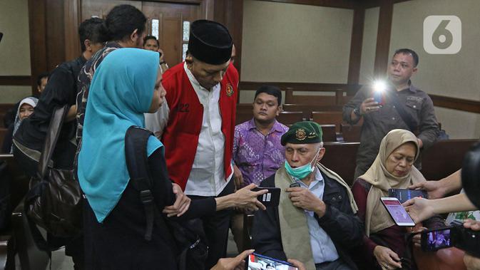 Kivlan Zen (kedua kanan) menjelang memberikan kesaksian dalam sidang lanjutan kasus kepemilikan senjata api ilegal di Pengadilan Negeri Jakarta Pusat, Rabu (5/2/2020). Sidang untuk terdakwa Azwarni ditunda karena alasan kesehatan Kivlan Zen. (Liputan6.com/Herman Zakharia)