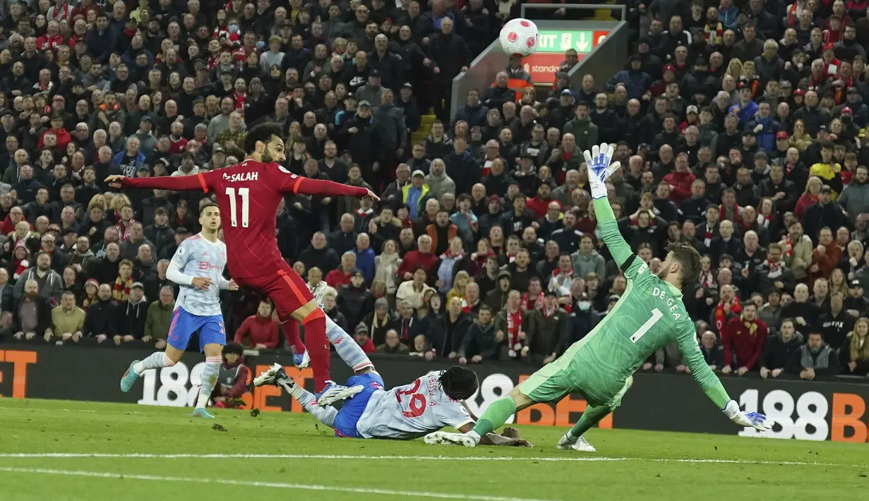 0-4. Kekalahan telak terbaru Manchester United terjadi di laga tunda pekan ke-30, 19 April 2022. MU yang tengah gencar berburu tiket 4 besar takluk 0-4 di kandang Liverpool tanpa diperkuat CR-7 yang tengah berduka. Mohamed Salah menyumbang dua gol plus gol Luis Diaz dan Sadio Mane. (AP/Jon Super)