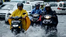 Kendaraan bermotor menerjang genangan air di Jalan Sukarjo Wiryopranoto, Jakarta, Jumat (24/1/2020). Hujan deras yang mengguyur Jakarta sejak pagi tadi mengakibatkan Jalan Sukarjo Wiryopranoto tergenang air sekitar 30 cm. (merdeka.com/Imam Buhori)