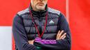 Thomas Tuchel sudah tidak asing lagi dengan sepak bola Inggris. Dia sempat menukangi Chelsea sebelum dipecat. Tampak dalam foto, Thomas Tuchel saat sesi latihan menjelang pertandingan sepak bola leg kedua semifinal Liga Champions UEFA melawan Real Madrid di tempat latihan Saebener Strasse di Munich, Jerman selatan, pada 7 Mei 2024. (ALEXANDRA BEIER/AFP)