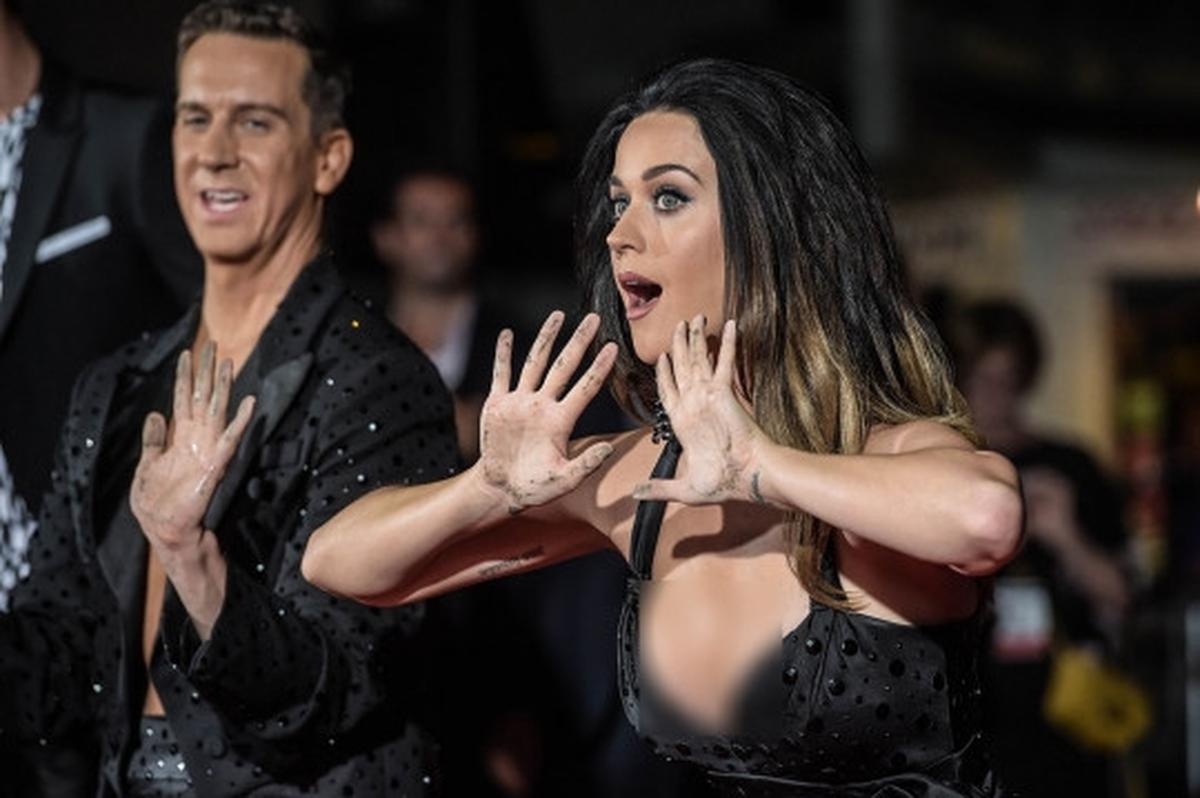 Penampilan hot Katy Perry saat mencetak tangannya ke semen