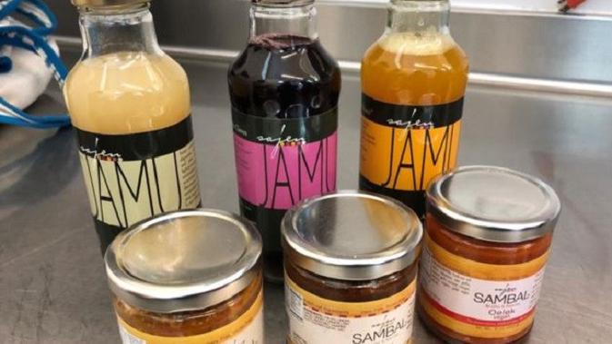 Morsinah Katimin perkenalkan jamu dan sambal kepada publik Amerika lewat produknya yang diberi nama 'Sajen'. (VOA Indonesia)