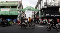 Aktivitas masyarakat di kawasan Jalan Malioboro, Yogyakarta, Minggu (10/10/2021). Kawasan wisata Jalan Malioboro kembali ramai dikunjungi wisatawan meski Daerah Istimewa Yogyakarta masih berstatus PPKM level 3. (Liputan6.com/Helmi Fithriansyah)