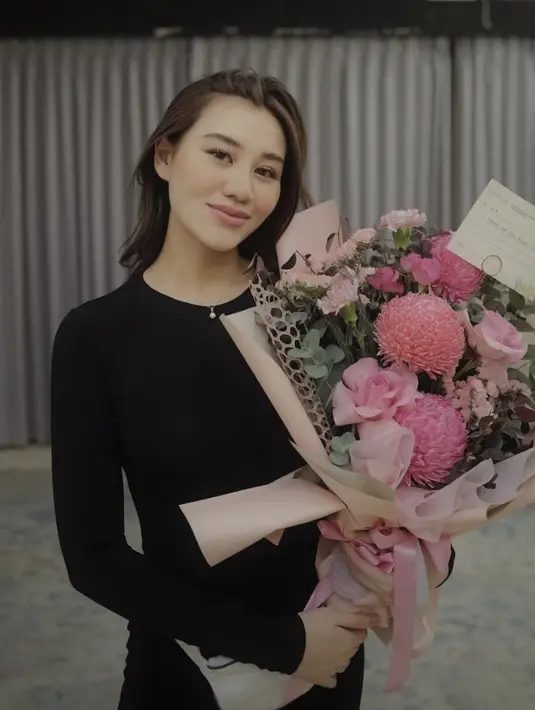 Aaliyah banyak mengenakan detail-detail sederhana dan esensial di setiap gaya yang ditonjolkan. [Foto: Instagram/ Aaliyah Massaid]