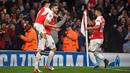 Penyerang Arsenal, Olivier Giroud (tengah) melakukan selebrasi usai mencetak gol kegawang Muenchen pada pertandingan liga Champions di Emirates Stadium, London, Inggris  (20/10/15). Arsenal menang atas Muenchen dengan skor 2-0. (Reuters/Dylan Martinez)