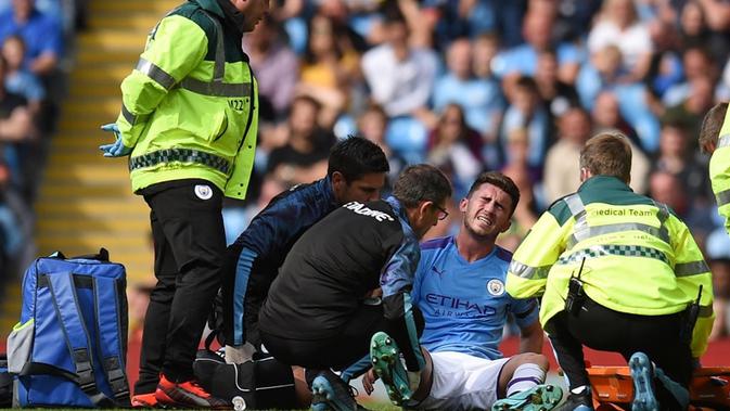 Bek Manchester City, Aymeric Laporte, mengalami cedera lutut saat tampil pada laga kontra Brighton and Hove Albion di Stadion Etihad, 31 Agustus lalu. (AFP/Oli Scarff)