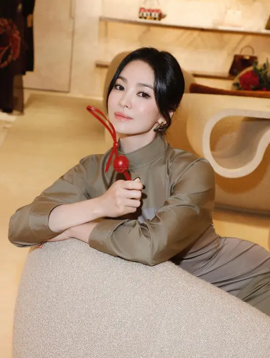 Gaya rambut yang manis dari Song Hye Kyo. Ia menggulung rambutnya rendah ke belakang dan menyisakan bagian rambut pendek di depan sebagai poni yang membingkai wajahnya dengan lebih baik. [Foto: Instagram/kyo1122]