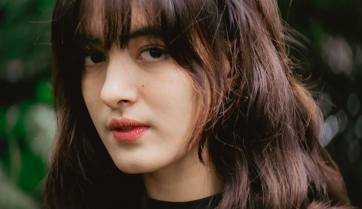 Bahkan dengan pulasan lipstik berwarna merah, Mawar bisa terlihat sangat berbeda. Cantik luar biasa, foto close up Mawar di sini memang mendapatkan banyak pujian netizen. Foto: Instagram.