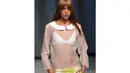 Seorang model memeragakan baju rancangan MacGraw di Australia Fashion Week 2014, Sydney (9/4/2014) (AFP Photo/William west).