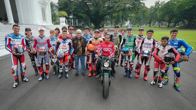 Jelang MotoGP Mandalika, Jokowi Pamer Motor Klasiknya di Depan Deretan Pembalap Profesional