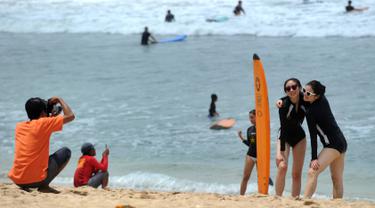 Melihat Para Turis Berlibur di Pantai Kuta Bali