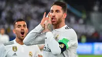 Kapten Real Madrid, Sergio Ramos, merayakan gol yang dicetaknya ke gawang Al-Ain pada laga final Piala Dunia Antarklub di Stadion Zayed Sports City, Abu Dhabi, Sabtu (22/12). Al-Ain kalah 1-4 dari Madrid. (AFP/Giuseppe Cacace)
